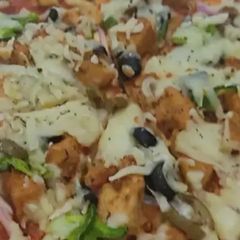 Cheesy tikka pizza A picture of Cheesy tikka pizza.