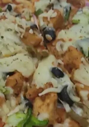 A picture of Cheesy tikka pizza.
