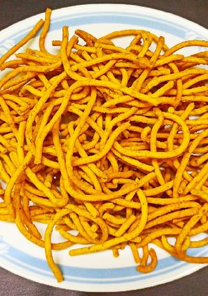 बेसन सेव (Besan sev recipe in Hindi) रेसिपी मुख्य फोटो