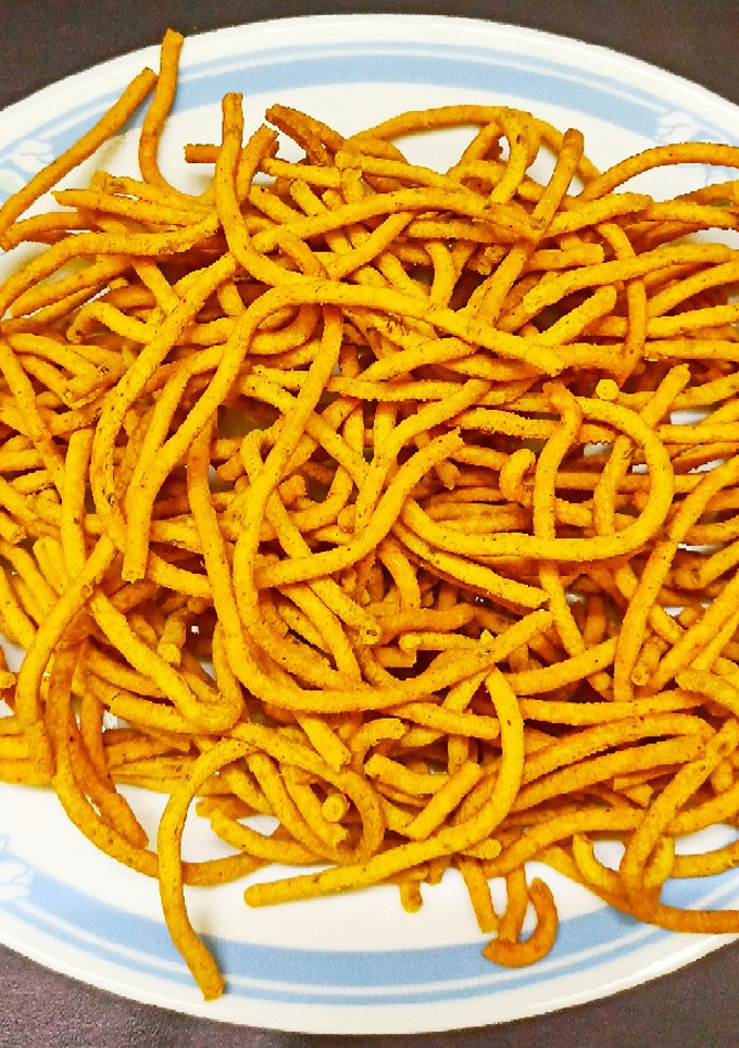 बेसन सेव (Besan sev recipe in Hindi) रेसिपी मुख्य फोटो