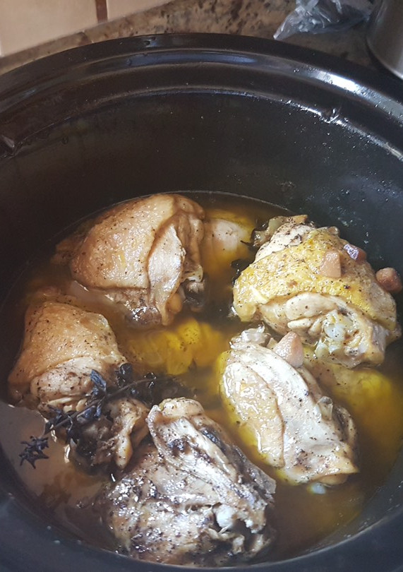Una foto de Pollo al ajillo en la crockpot