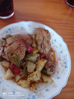 Una foto de Pollo al salmorejo canario con papas