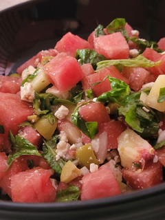 Una foto de Ensalada de sandía, melocotón, espinacas y queso feta (con cebolla y aceitunas)
