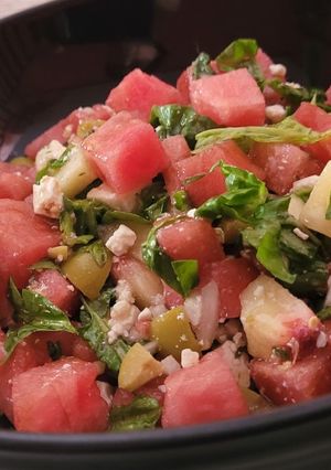 Una foto de Ensalada de sandía, melocotón, espinacas y queso feta (con cebolla y aceitunas)