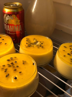 Una foto de Mousse de maracuyá