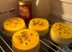Una foto de Mousse de maracuyá