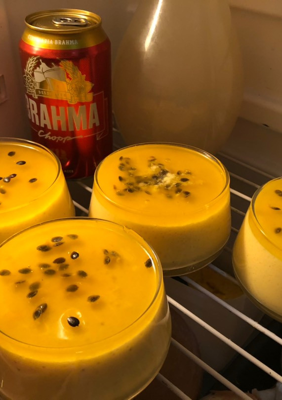 Una foto de Mousse de maracuyá