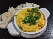Una foto de hummus de zapallo