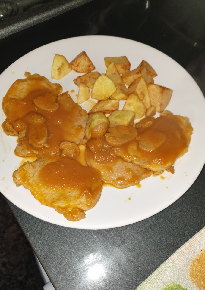 Una foto de Lomo en salsa con champiñones y gajo de patata