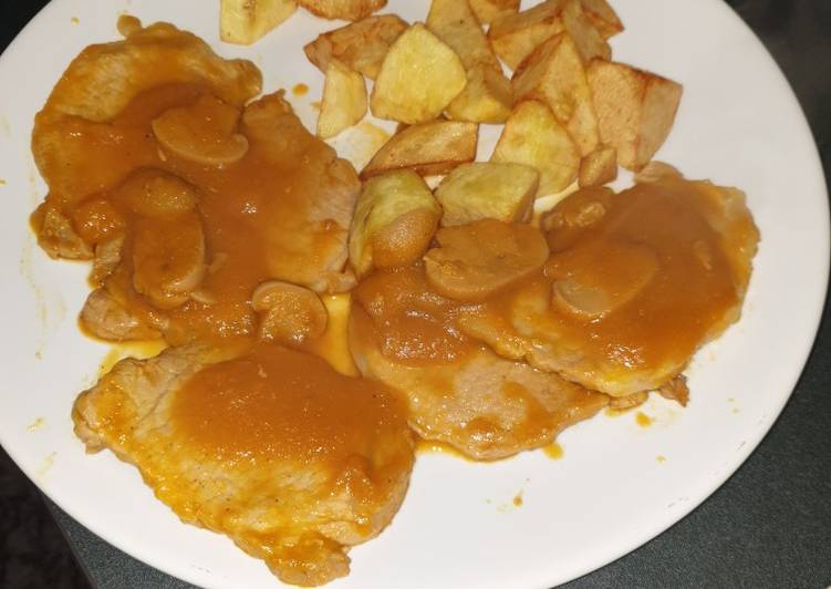 Lomo en salsa con champiñones y gajo de patata