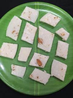 பாதாம் கோகனட் ரைஸ் கேக் செய்முறை முக்கிய புகைப்படம்