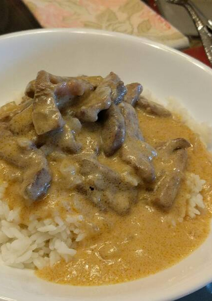 A picture of Beef Stroganoff.