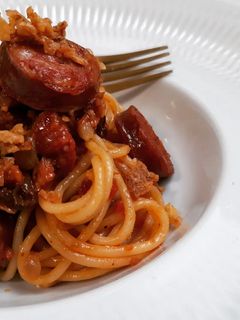 Una foto de Espaguettis picantes con chorizo y moixernons