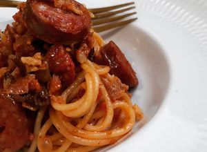 Una foto de Espaguettis picantes con chorizo y moixernons