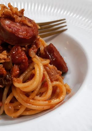 Una foto de Espaguettis picantes con chorizo y moixernons