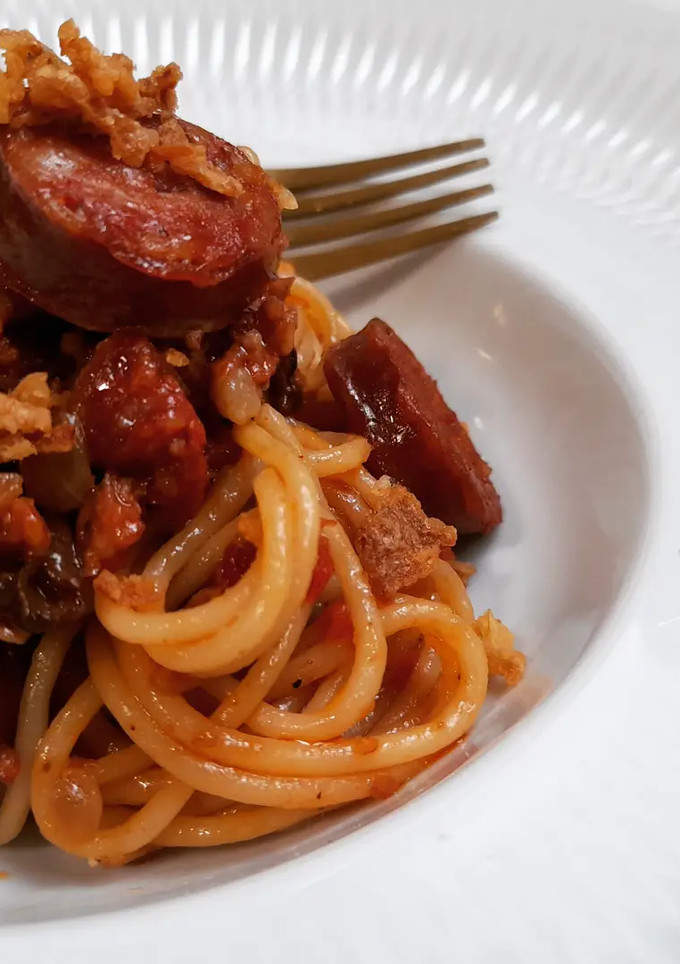 Una foto de Espaguettis picantes con chorizo y moixernons