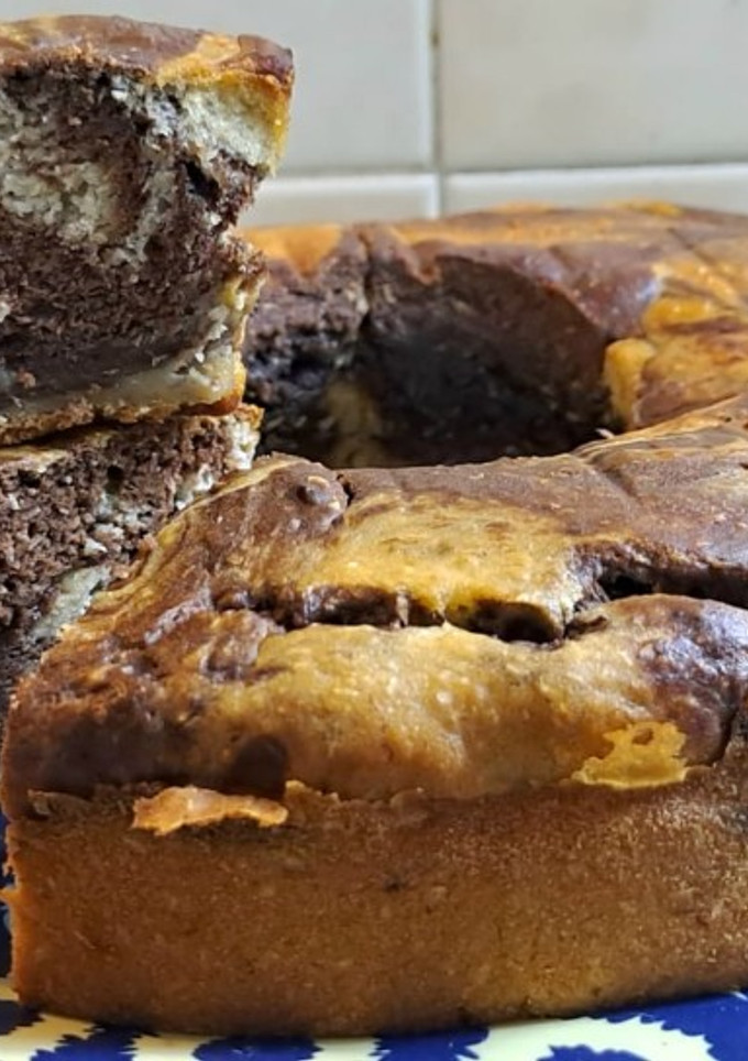 Una foto de Budín de bananas, yogur y coco marmolado