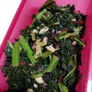 Kale con lacón y uvas pasas