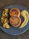 Hamburger di batata e sarde con zucchine sabbiose e salsa alla senape