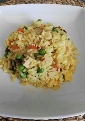 Una foto de Arroz especiado con tofu ahumado