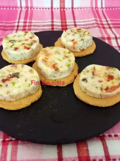 Una foto de Canapés de queso casero con pistachos nueces membrillo y +
