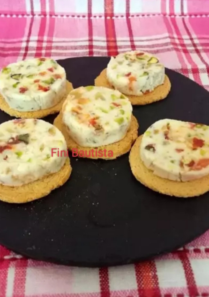 Una foto de Canapés de queso casero con pistachos nueces membrillo y +