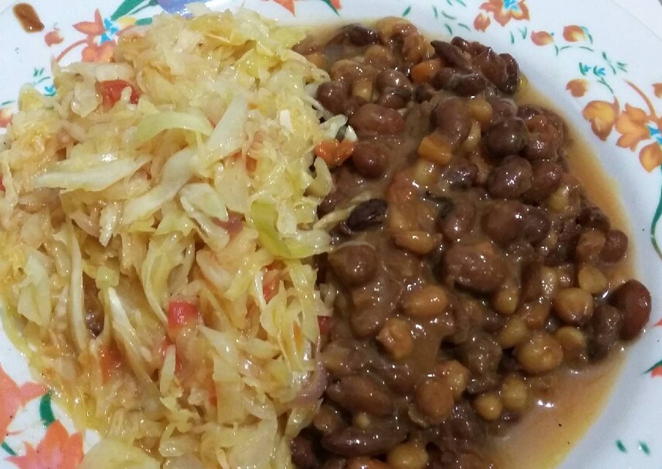 Recipe of Homemade Dry fried githeri with steamed cabbage