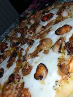 Una foto de Pizza de marisco