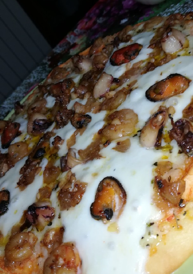 Una foto de Pizza de marisco