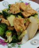 SP.0095 - Đậu Hũ Xào Bông Cải Xanh Sốt Dầu Hào Chay