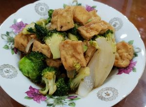 Hình của món SP.0095 - Đậu Hũ Xào Bông Cải Xanh Sốt Dầu Hào Chay.