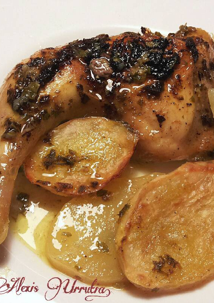 Una foto de Pollo al horno, con ajos, perejil y patatas