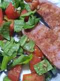 Chorizo al plato con radicheta, tomate y ajo