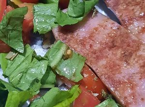 Una foto de Chorizo al plato con radicheta, tomate y ajo