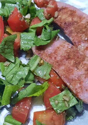 Una foto de Chorizo al plato con radicheta, tomate y ajo