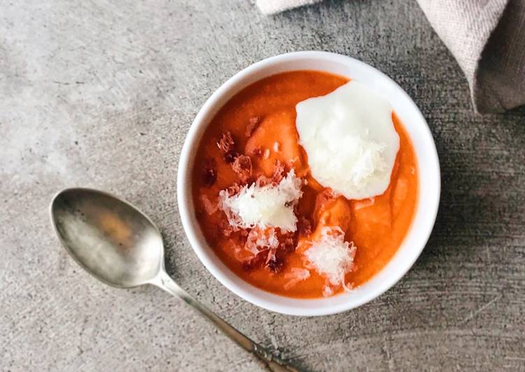 Original salmorejo con helado de queso manchego