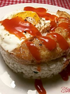 Una foto de Arroz a la cubana, con platano frito a la mostaza