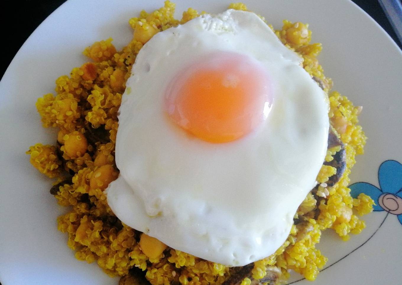 Quinoa al curry con garbanzos y huevo