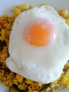 Una foto de Quinoa al curry con garbanzos y huevo