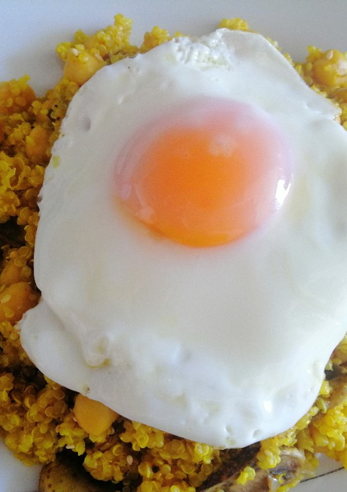 Una foto de Quinoa al curry con garbanzos y huevo