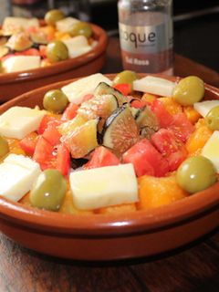 Una foto de Ensalada de higos y albaricoques con sal rosa
