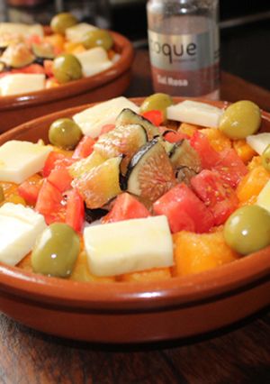 Una foto de Ensalada de higos y albaricoques con sal rosa