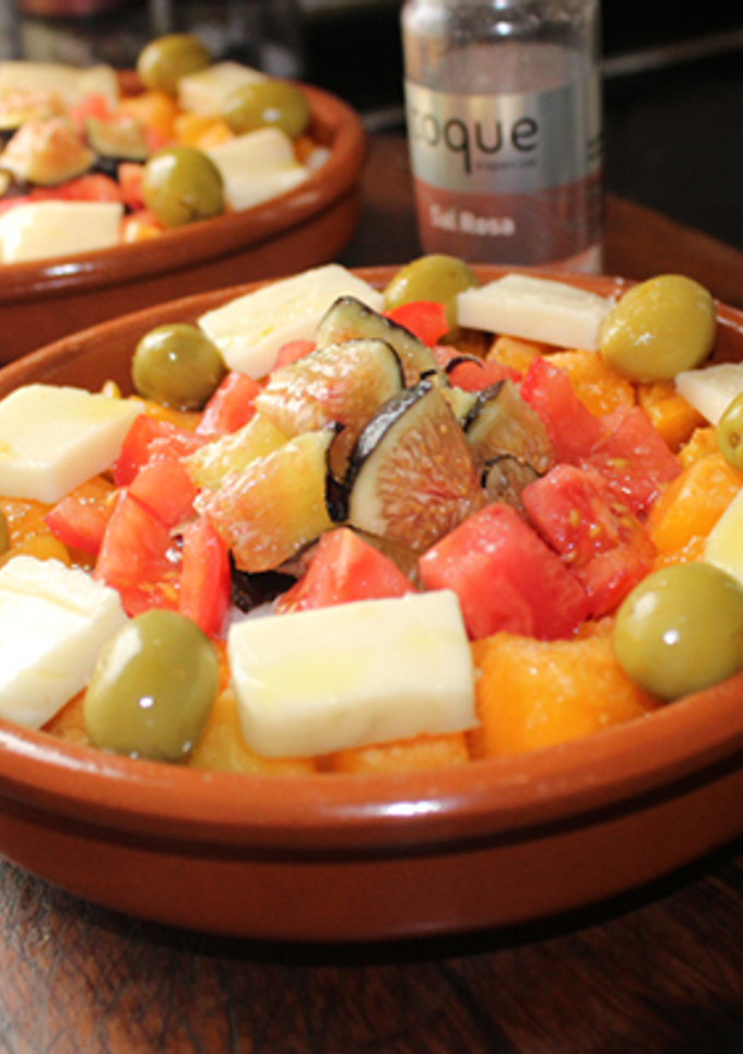 Una foto de Ensalada de higos y albaricoques con sal rosa