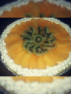 Una foto de Tarta de durazno y kiwi con crema pastelera