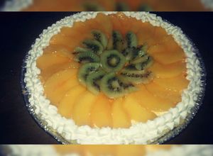 Una foto de Tarta de durazno y kiwi con crema pastelera