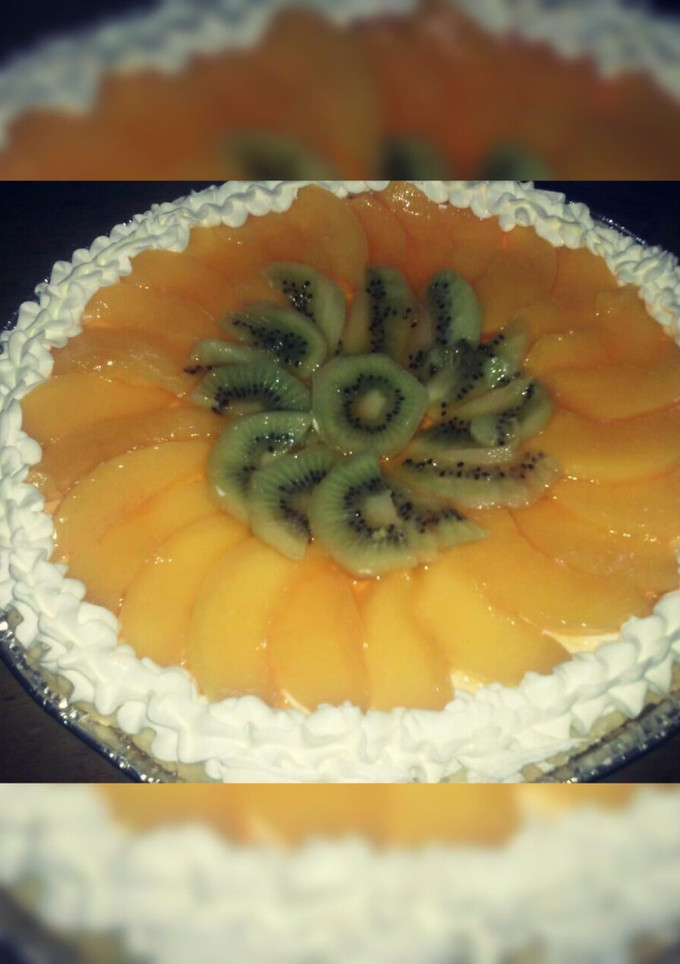 Una foto de Tarta de durazno y kiwi con crema pastelera