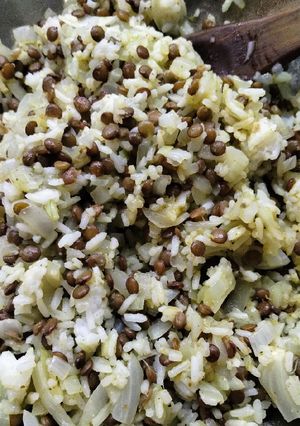Una foto de Salteado de lentejas y arroz