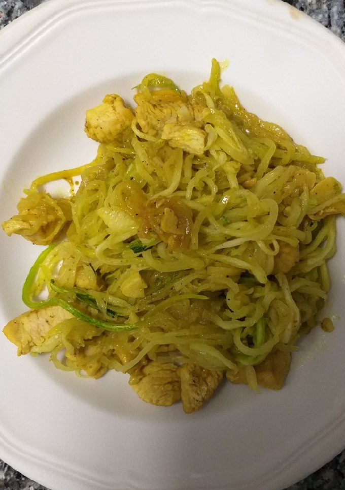 Una foto de Espaguetis de calabacín con pollo al curry