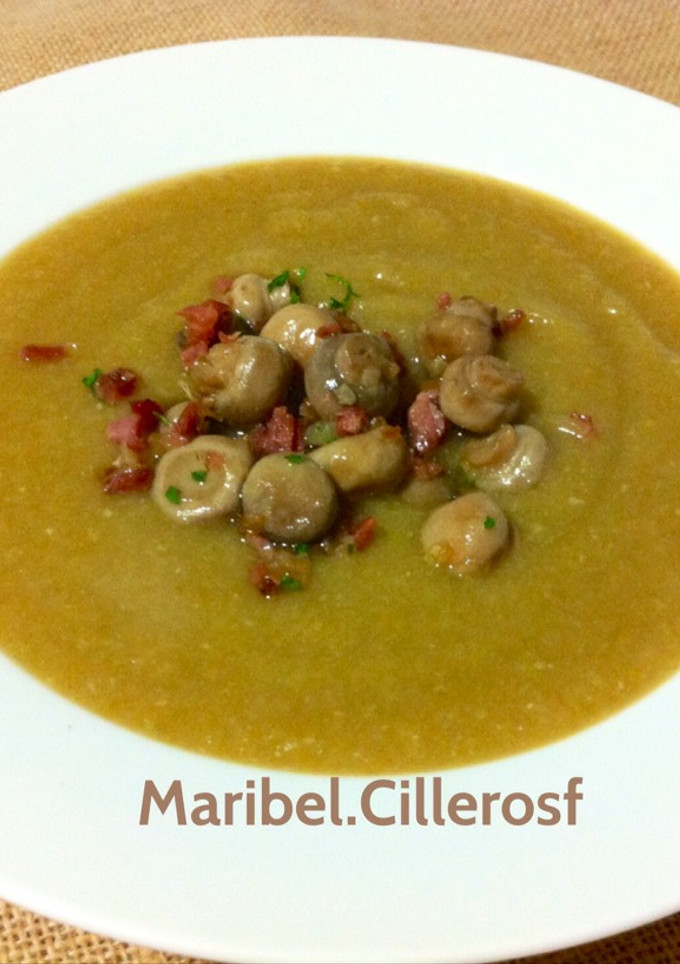 Una foto de Crema de siete verduras, con guarnición de champiñones con jamón