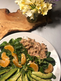 Una foto de Ensalada completa y rapidísima, con mandarina